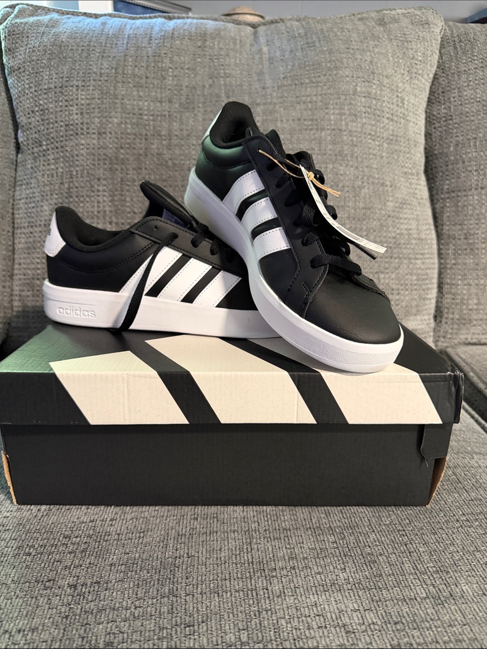 NWT Womens adidas Black and White Low-Top Court Sneakers Size 7